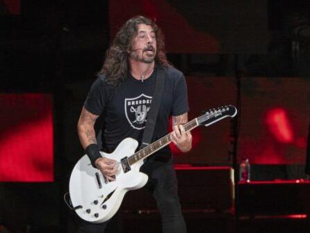 Dave Grohl’s Out-of-Wedlock Child Announcement Sparks Fan Backlash Amid Foo Fighters’ Tour